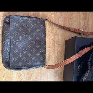 Loui viutton hang bag STILL UP FOR SALE